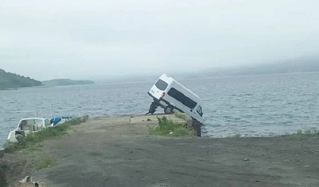 В Приморском крае автобус с 15 пассажирами едва не свалился с пирса